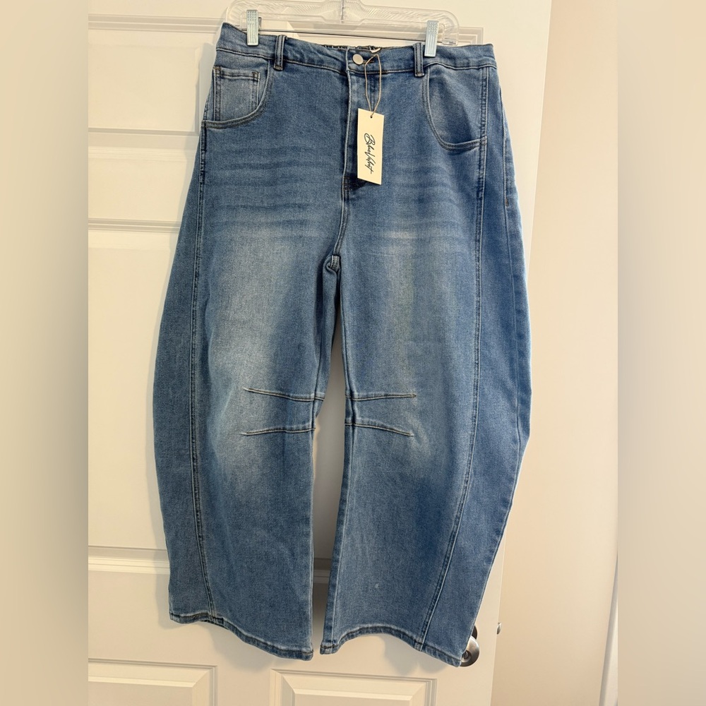 NWT Blue Velvet Barrel Jeans